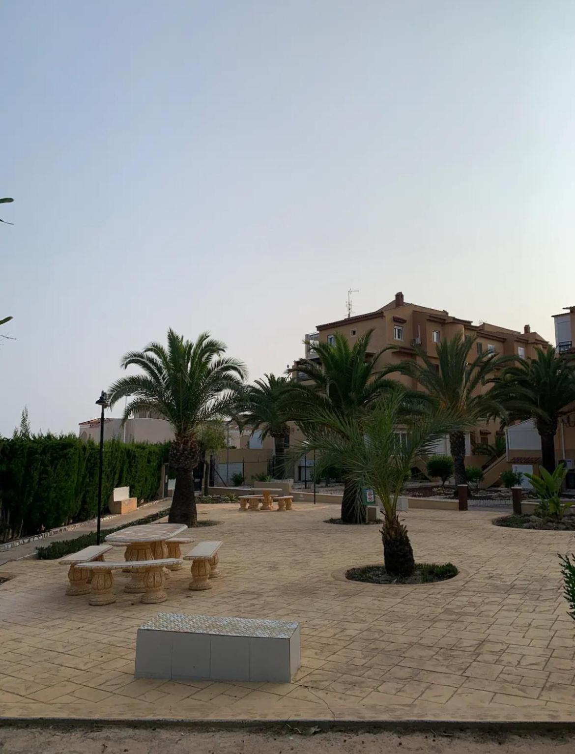 Under The Palm Trees Apartment Torrevieja Ngoại thất bức ảnh